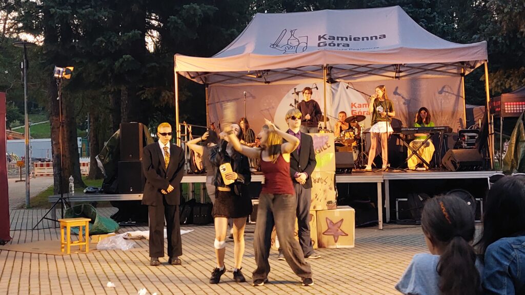 Młodzi opowiedzieli o emocjach. Performance „ECHO” nad Zalewem w Kamiennej Górze